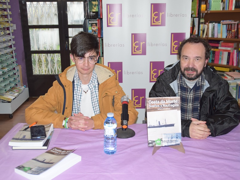 Rafael Lema con Gabriel Cernadas en la presentación de "Costa da Morte: sueños y naufragios en Santa Comba".